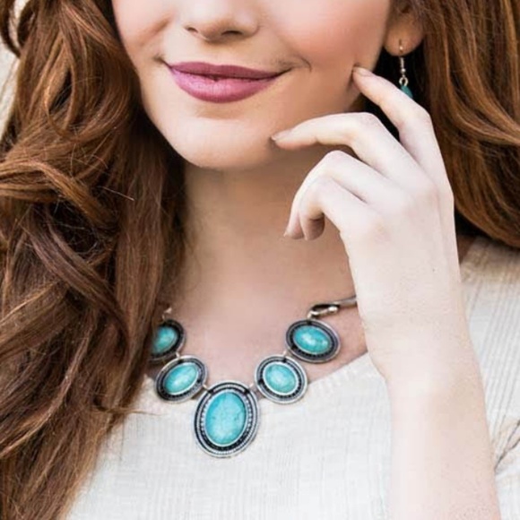 🆕 Silver & Faux‎ Turquoise Statement Necklace - Picture 1 of 3
